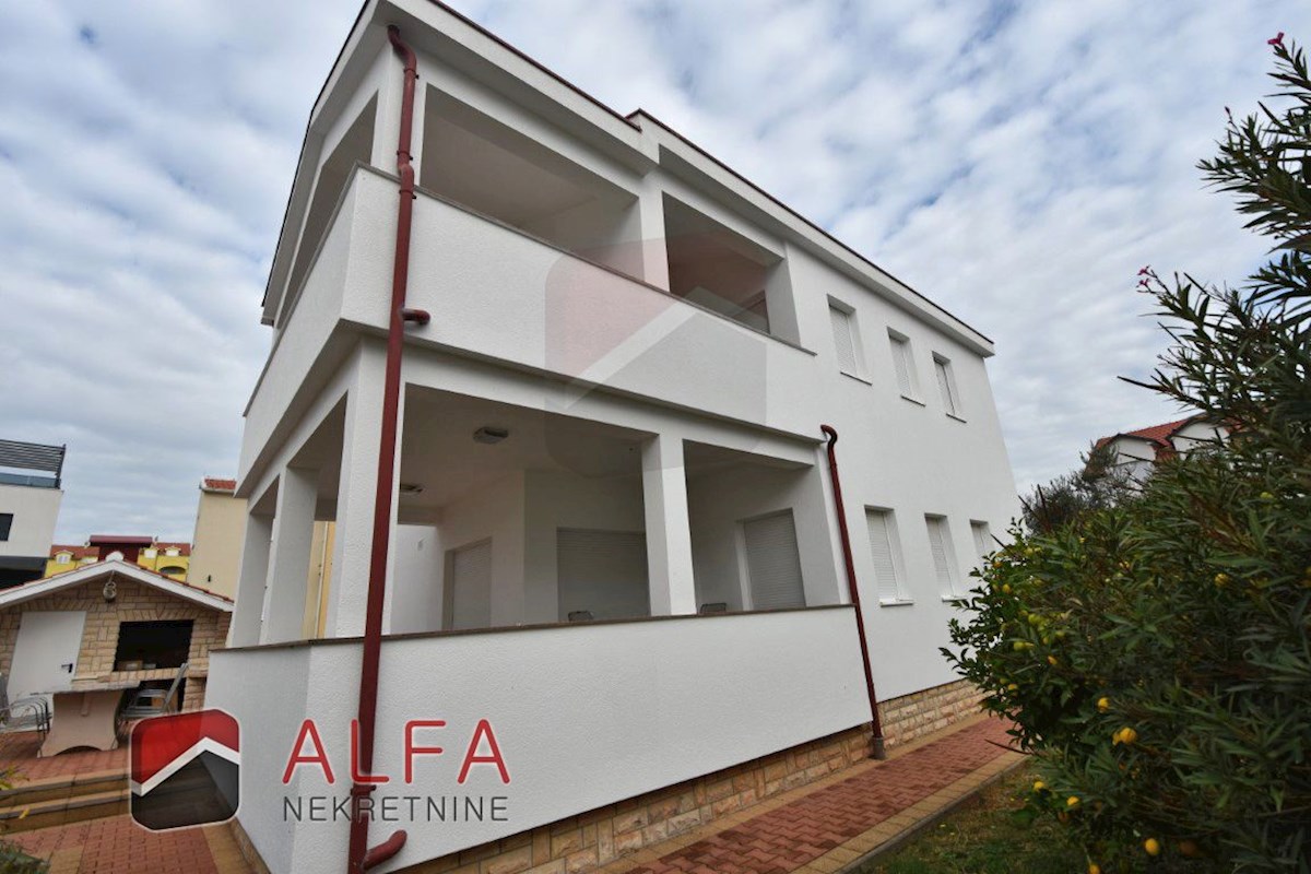 Croazia, Vodice, spaziosa casa in vendita con tre appartamenti