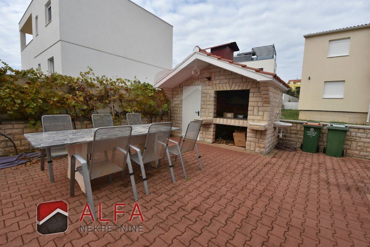 Croazia, Vodice, spaziosa casa in vendita con tre appartamenti