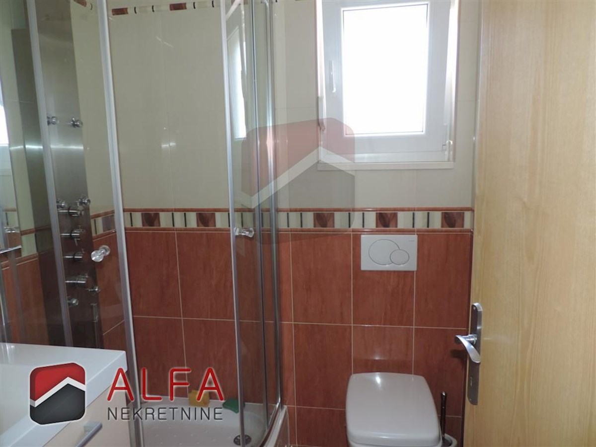 Croazia, Vodice, spaziosa casa in vendita con tre appartamenti