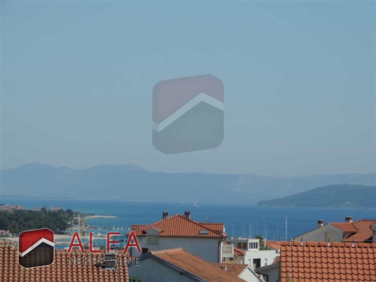 Croazia, Vodice, spaziosa casa in vendita con tre appartamenti