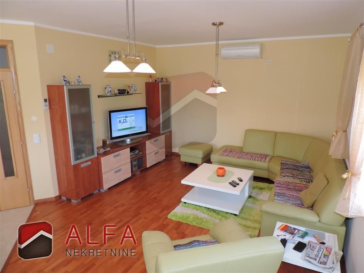 Croazia, Vodice, spaziosa casa in vendita con tre appartamenti