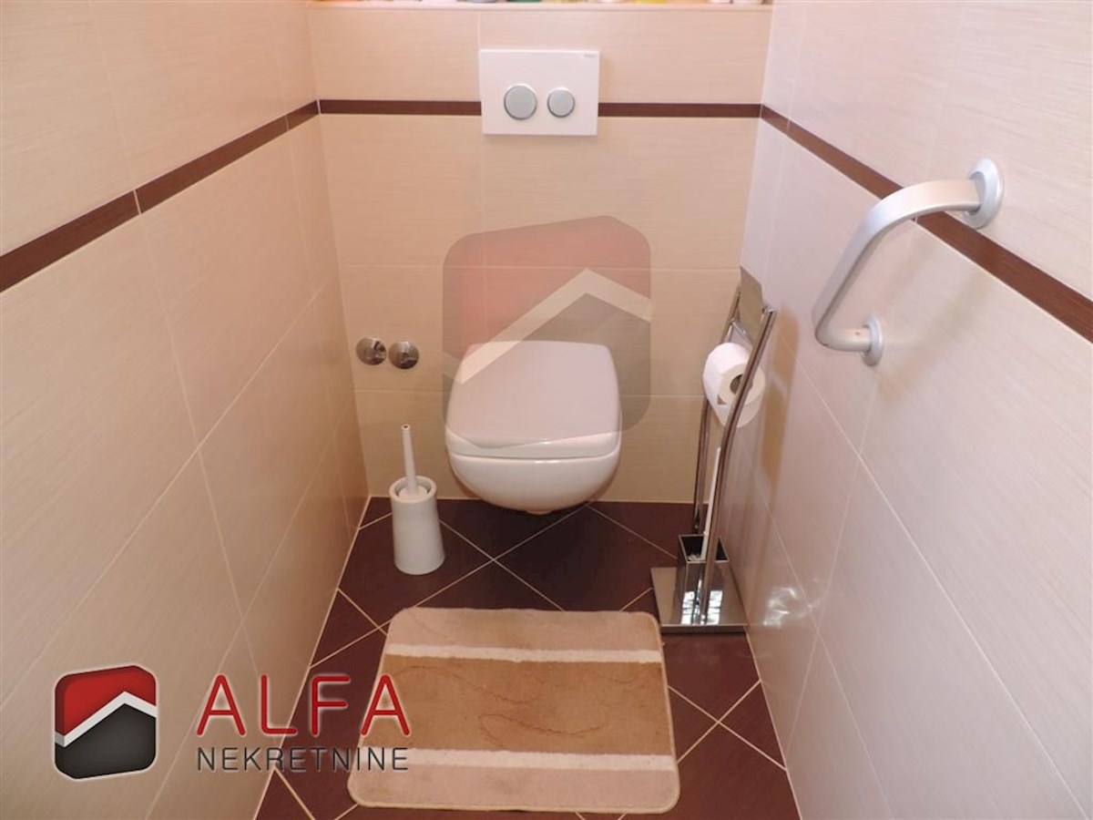 Croazia, Vodice, spaziosa casa in vendita con tre appartamenti