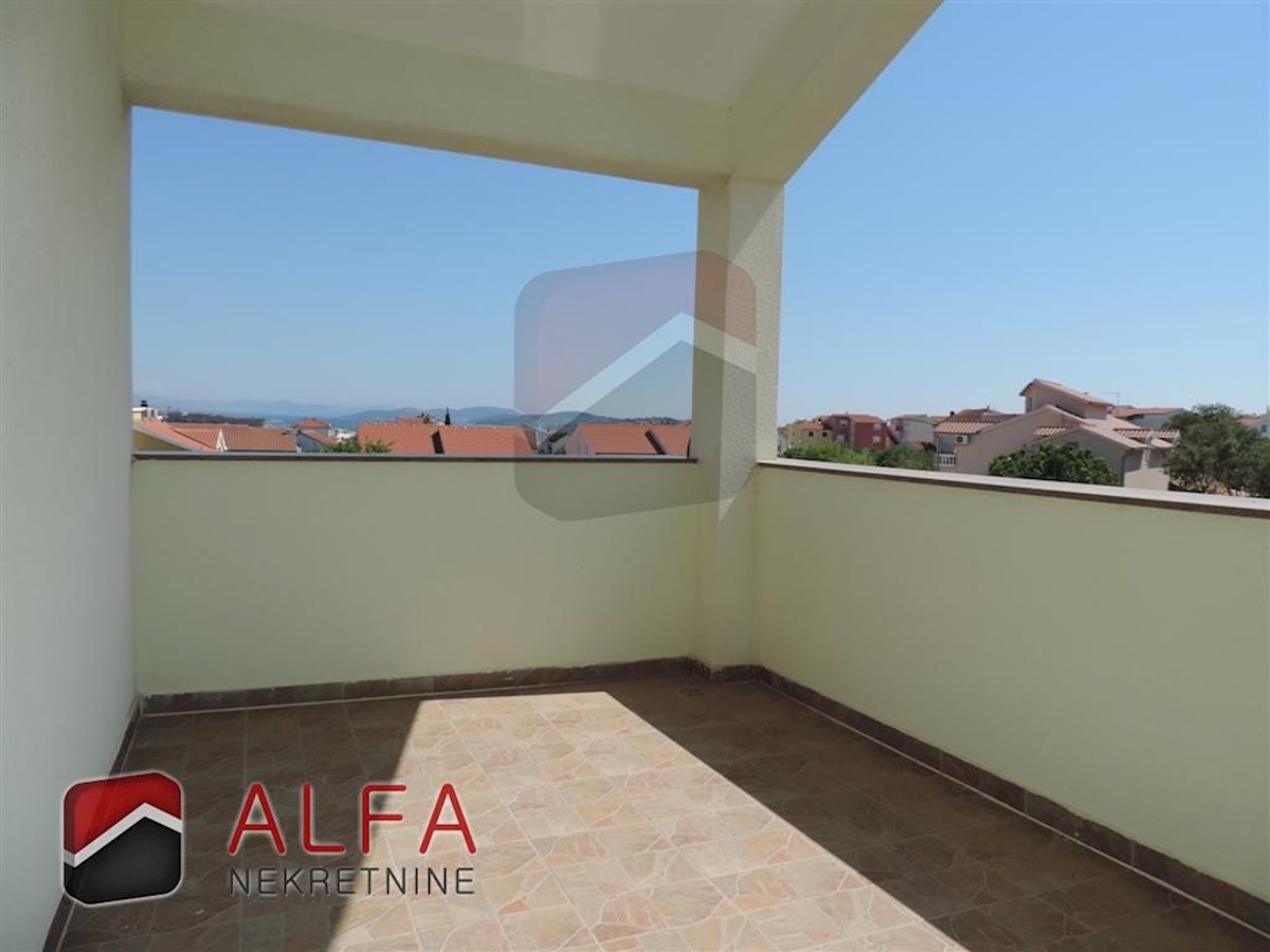 Croazia, Vodice, spaziosa casa in vendita con tre appartamenti