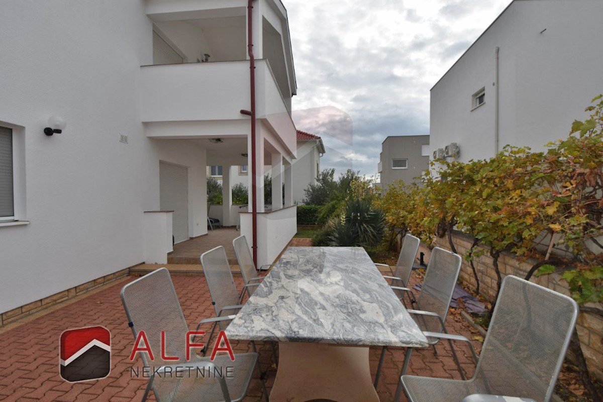 Croazia, Vodice, spaziosa casa in vendita con tre appartamenti