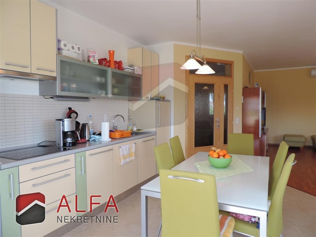 Croazia, Vodice, spaziosa casa in vendita con tre appartamenti