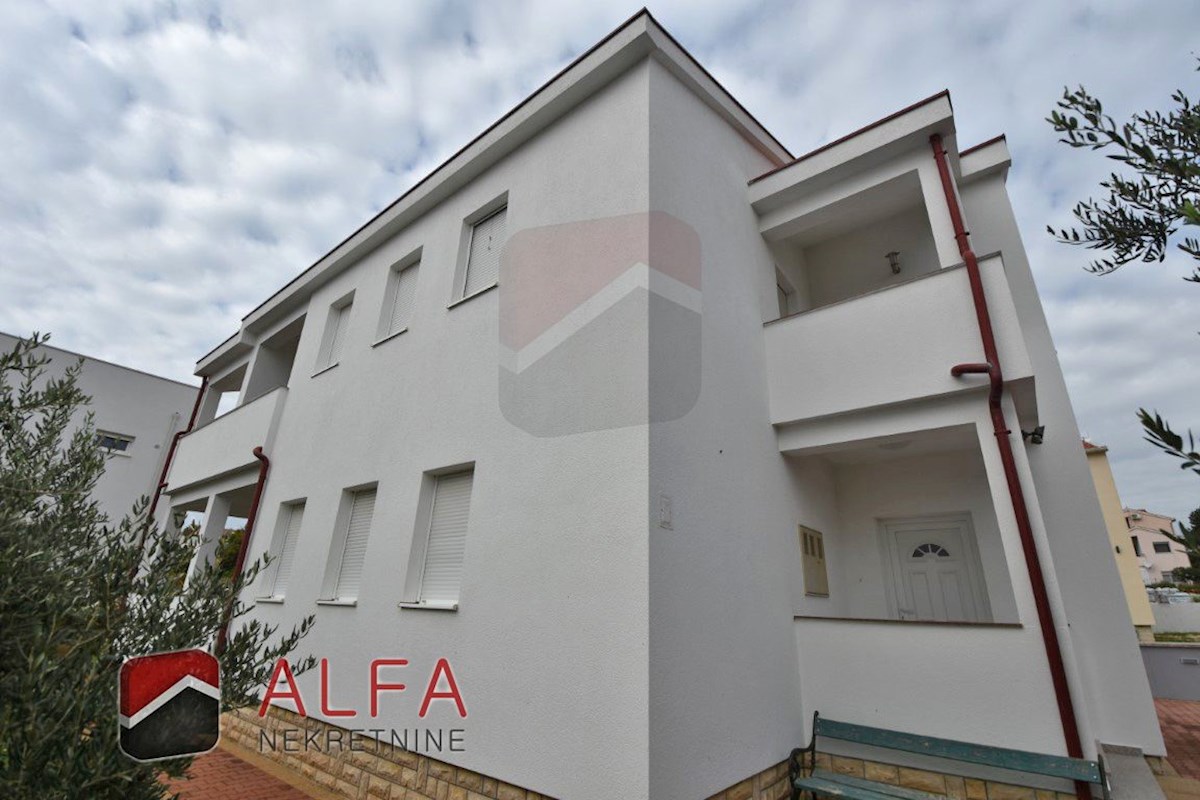 Croazia, Vodice, spaziosa casa in vendita con tre appartamenti