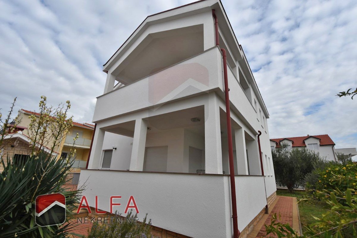 Croazia, Vodice, spaziosa casa in vendita con tre appartamenti