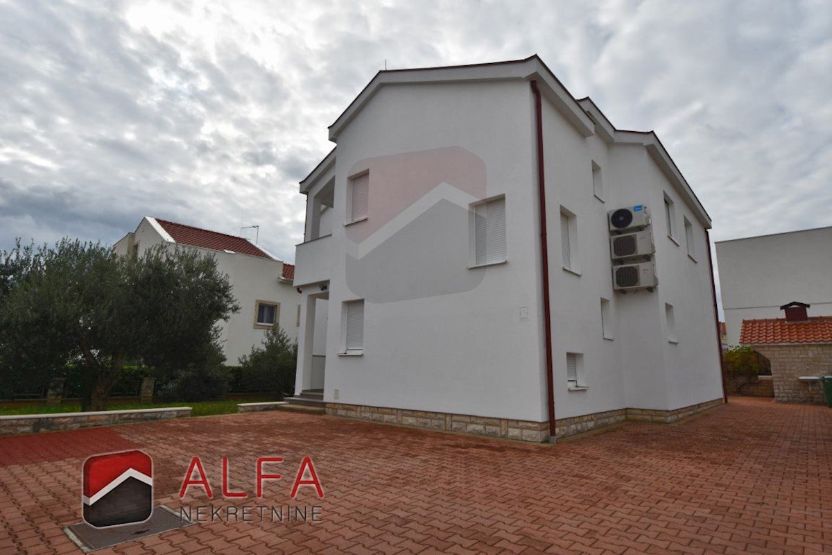 Croazia, Vodice, spaziosa casa in vendita con tre appartamenti