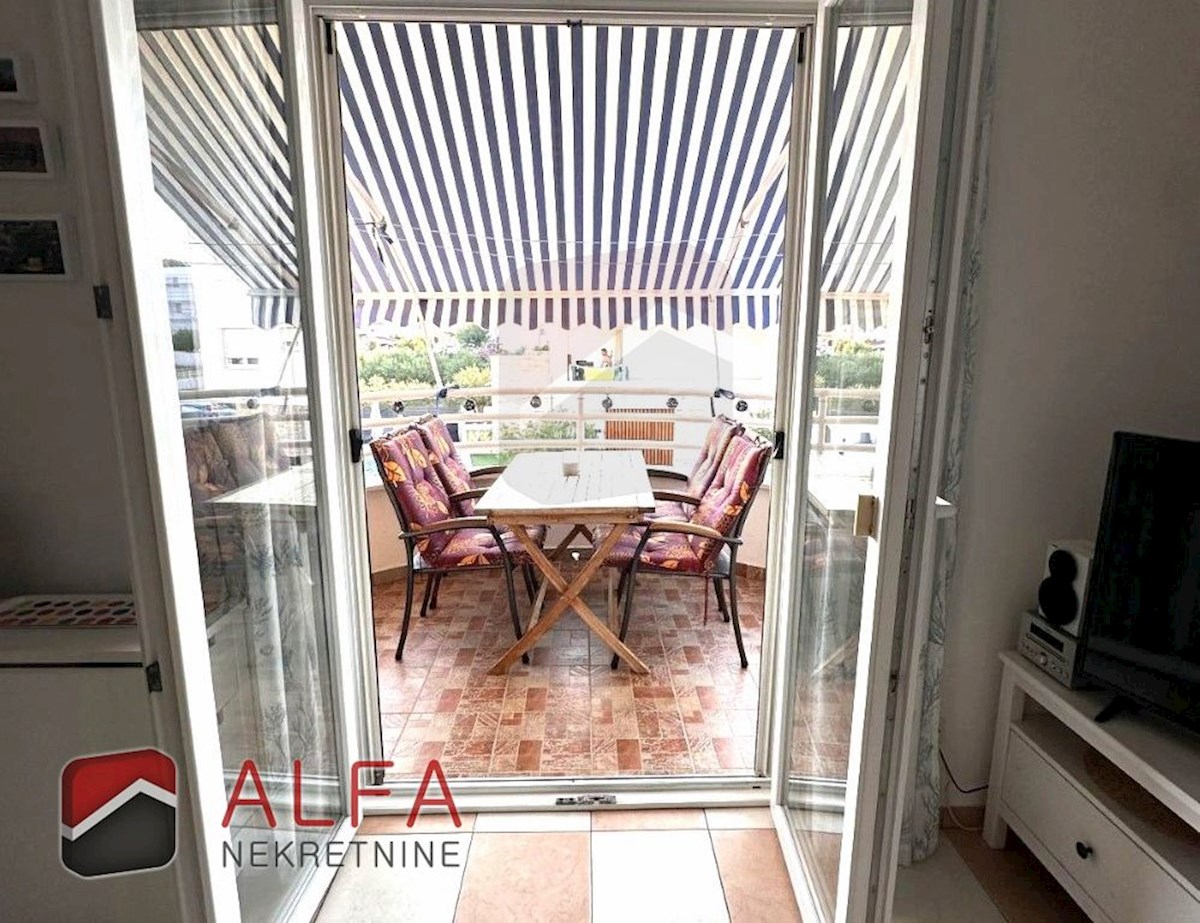 Croazia, Vodice – appartamento con una camera da letto in vendita al primo piano, vicino al mare