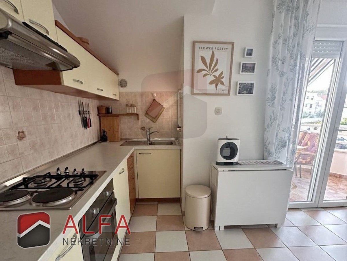 Croazia, Vodice – appartamento con una camera da letto in vendita al primo piano, vicino al mare