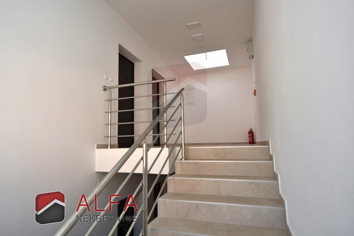 Croazia, Tribunj, appartamento con due camere da letto in vendita, secondo piano, vista mare