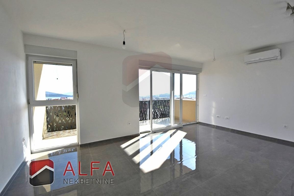 Croazia, Tribunj, appartamento con due camere da letto in vendita, secondo piano, vista mare