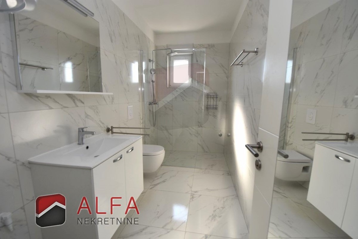 Croazia, Tribunj, appartamento con due camere da letto in vendita, secondo piano, vista mare