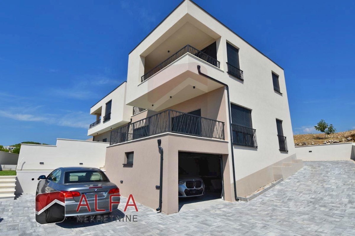 Vodice, in vendita è una moderna nuova casa bifamiliare con garage e piscina