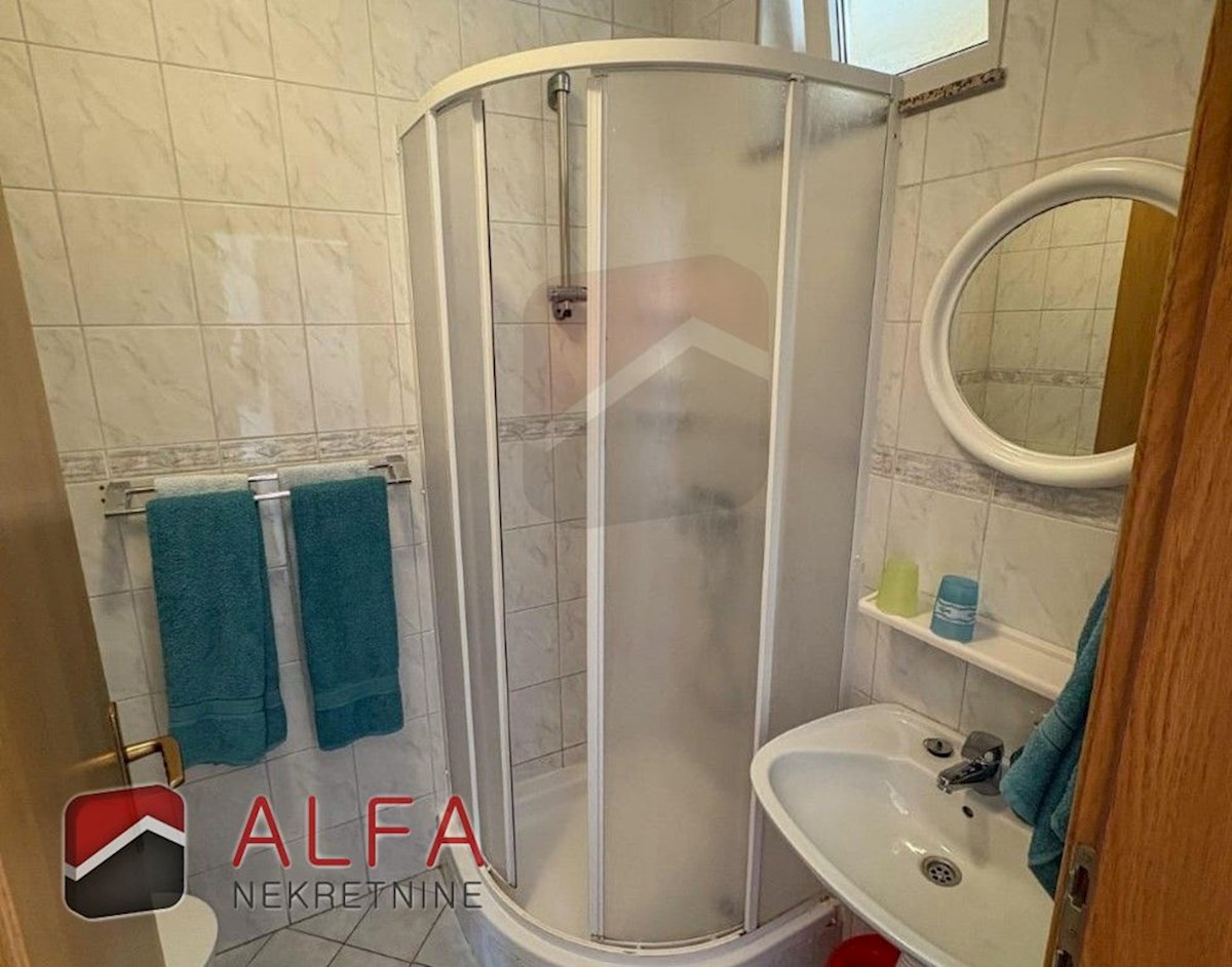 Croazia, Vodice – appartamento con due camere da letto in vendita al piano rialzato, vicino al mare