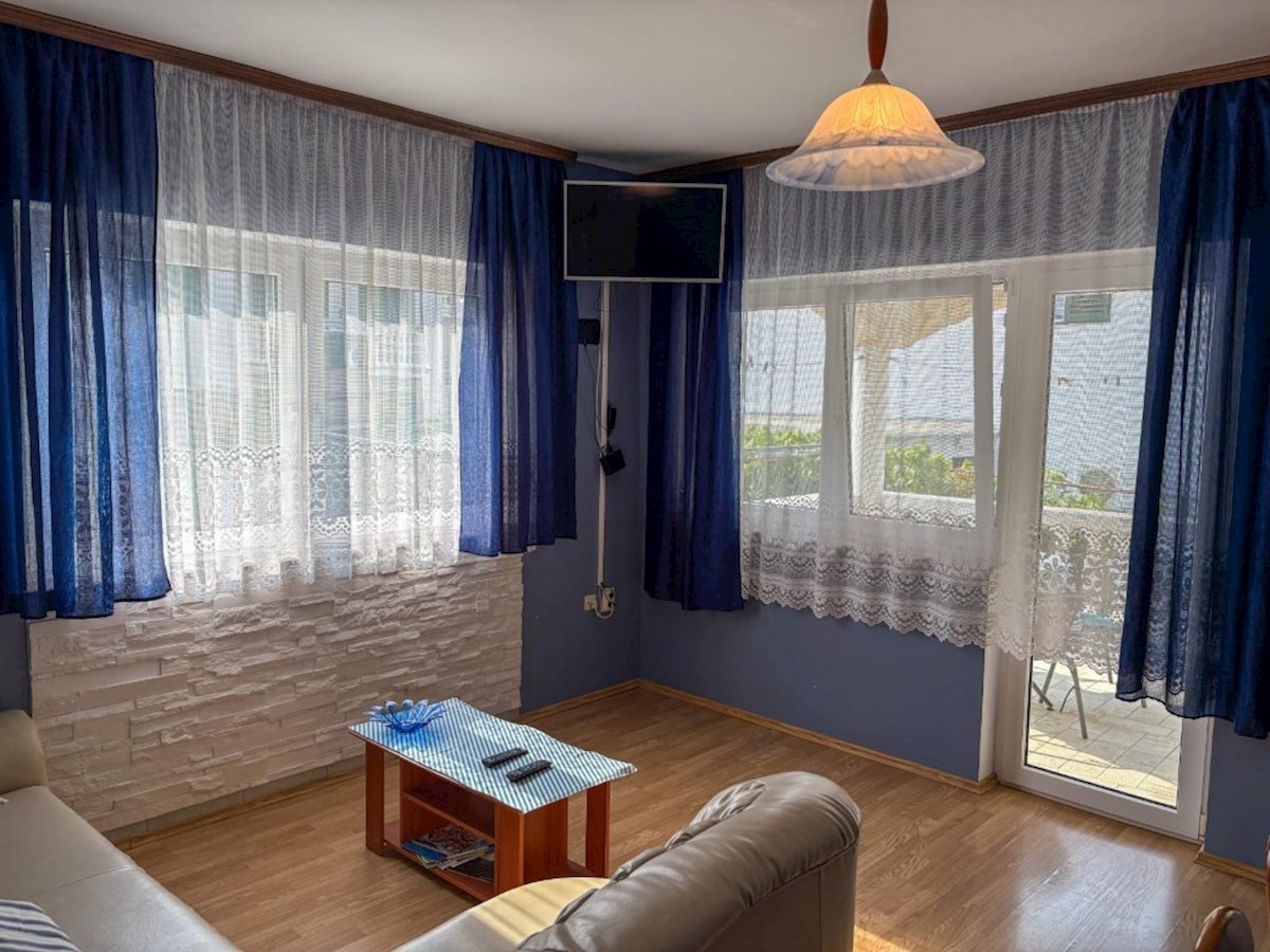 Croazia, Vodice – appartamento con due camere da letto in vendita al piano rialzato, vicino al mare