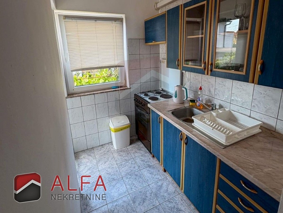 Croazia, Vodice – appartamento con due camere da letto in vendita al piano rialzato, vicino al mare