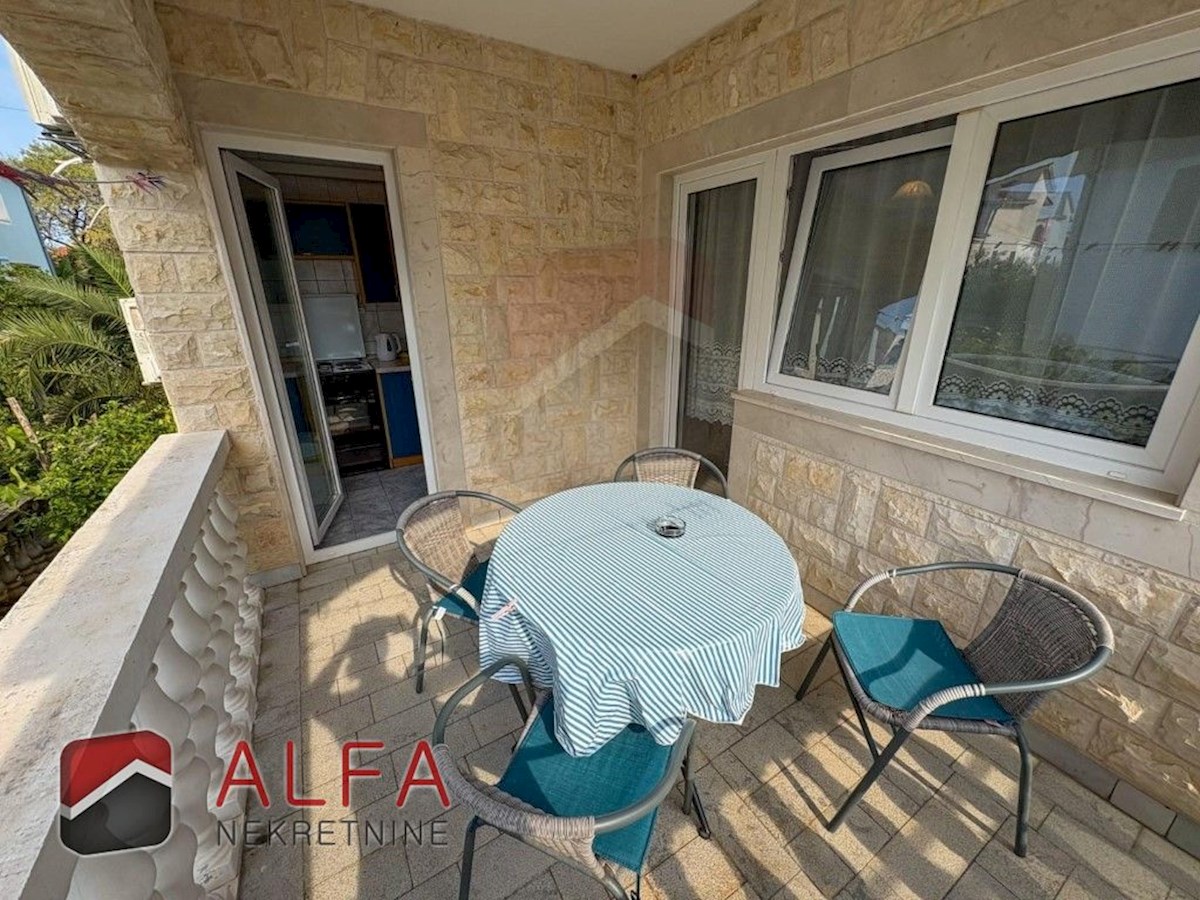 Croazia, Vodice – appartamento con due camere da letto in vendita al piano rialzato, vicino al mare