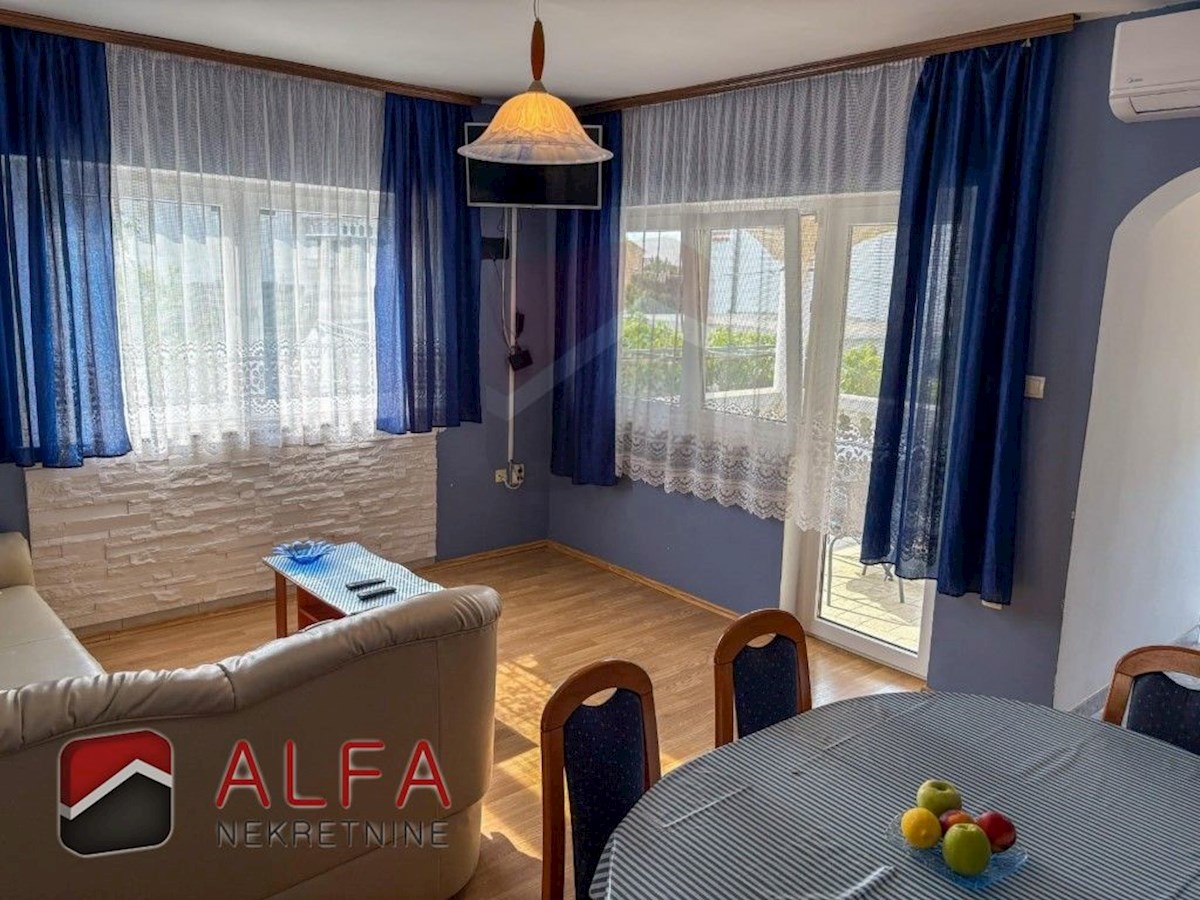 Croazia, Vodice – appartamento con due camere da letto in vendita al piano rialzato, vicino al mare