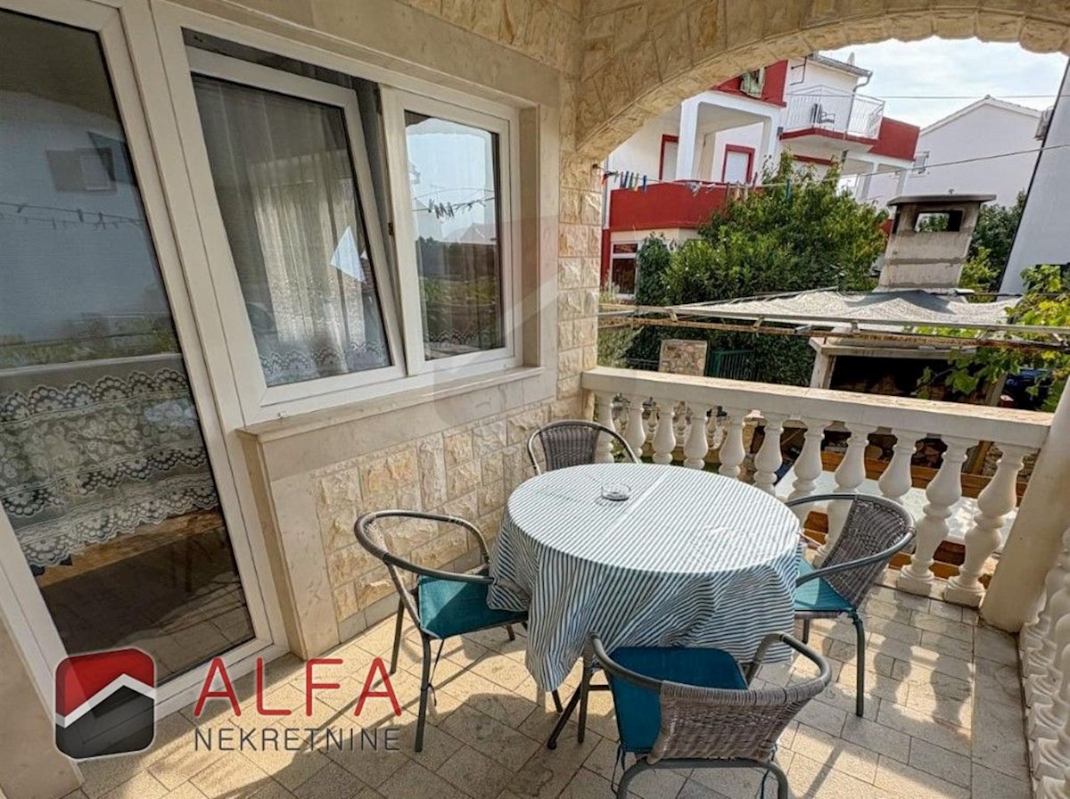 Croazia, Vodice – appartamento con due camere da letto in vendita al piano rialzato, vicino al mare