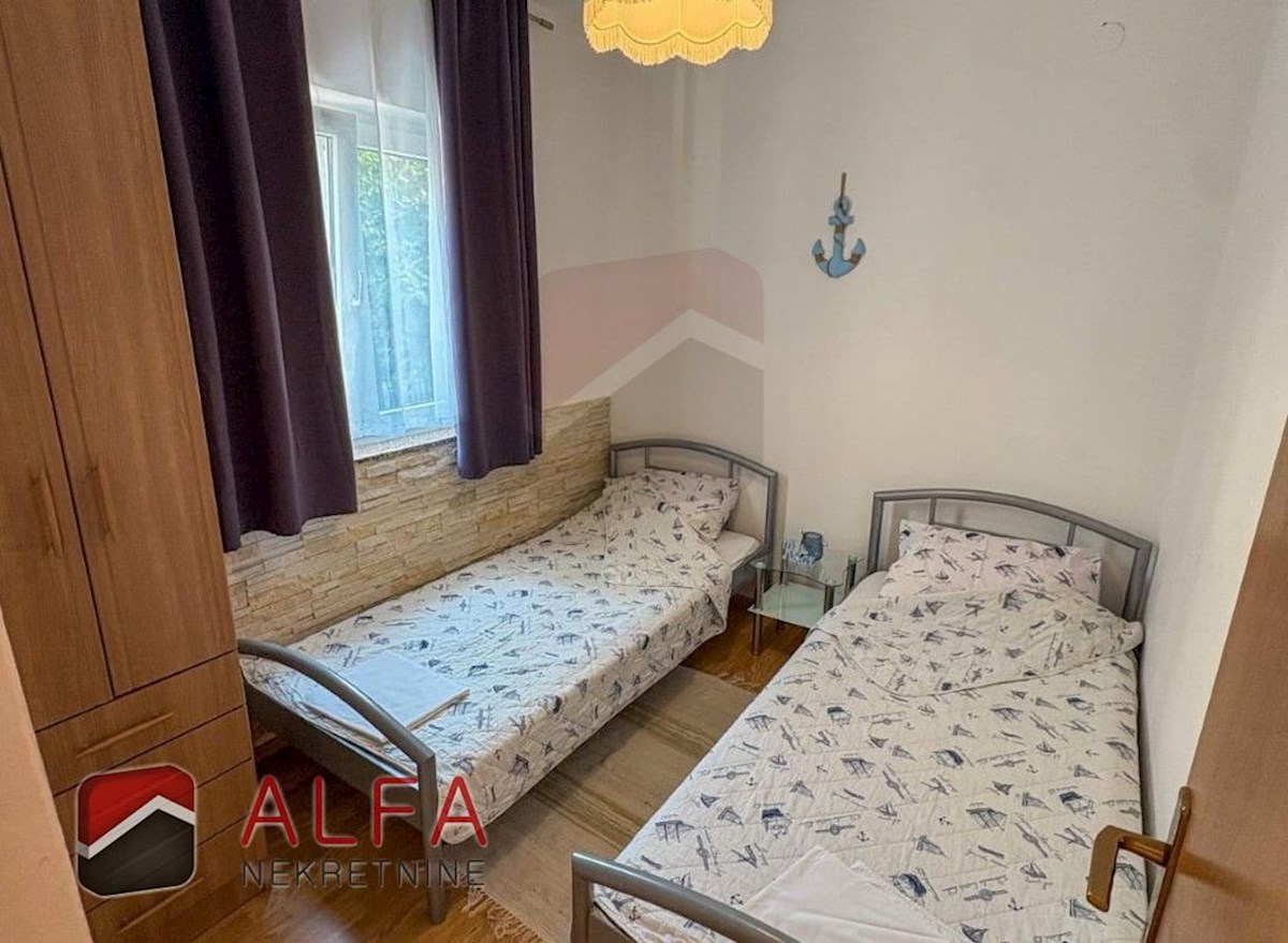 Croazia, Vodice – appartamento con due camere da letto in vendita al piano rialzato, vicino al mare