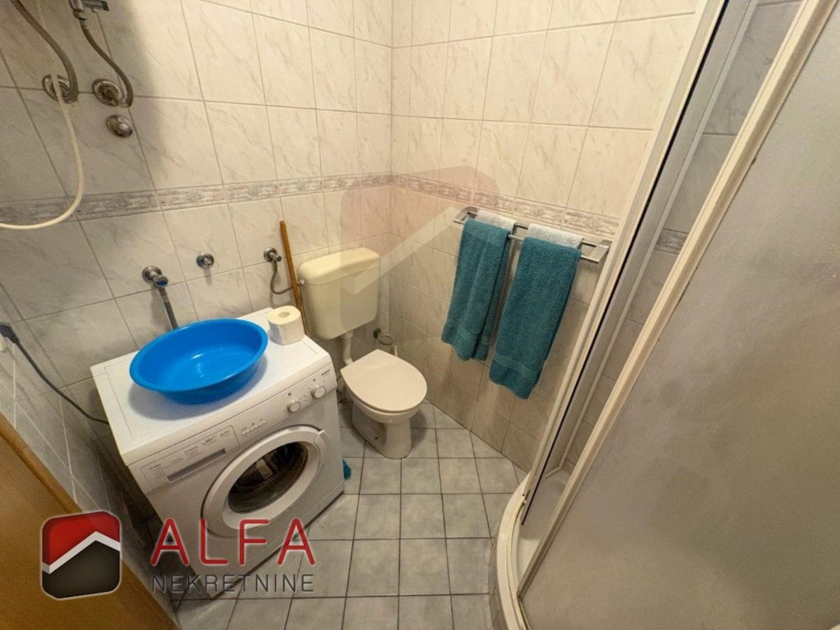 Croazia, Vodice – appartamento con due camere da letto in vendita al piano rialzato, vicino al mare