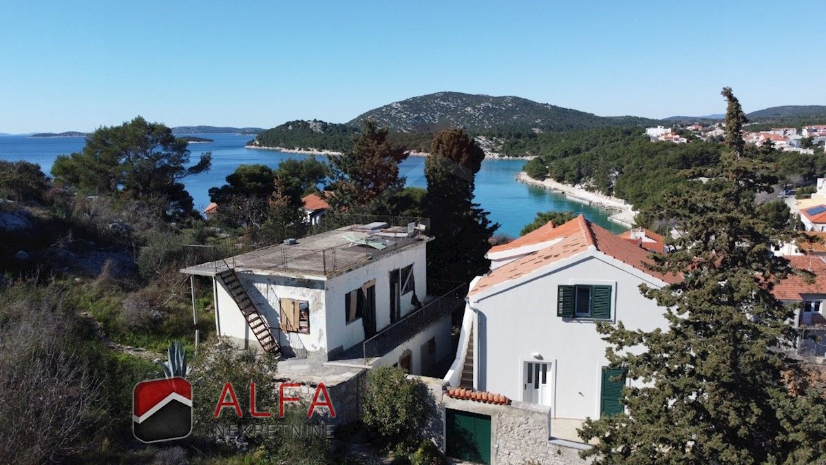 Croazia, Tribunj – due case adiacenti con vista panoramica sul mare in vendita