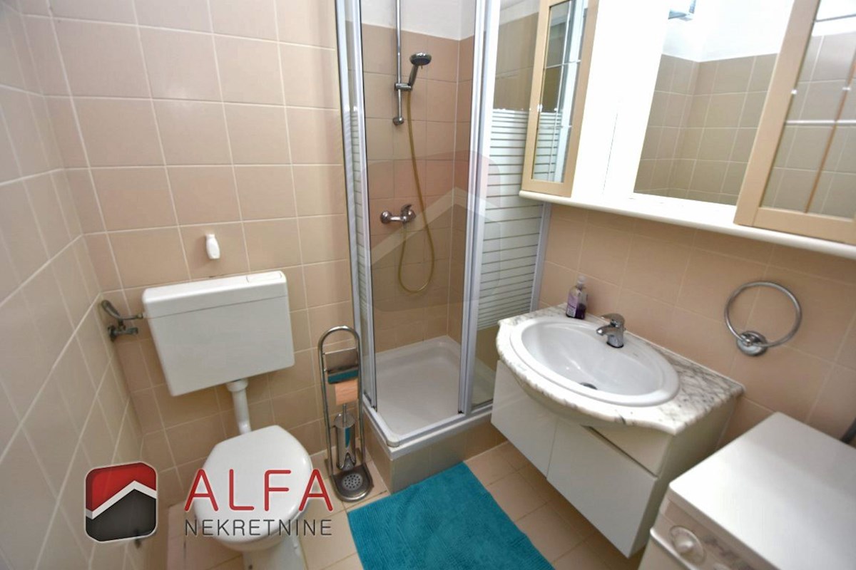 Croazia, Vodice, appartamento al piano terra con giardino in vendita