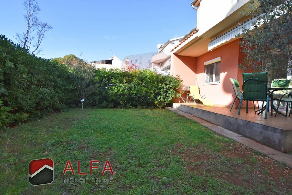 Croazia, Vodice, appartamento al piano terra con giardino in vendita