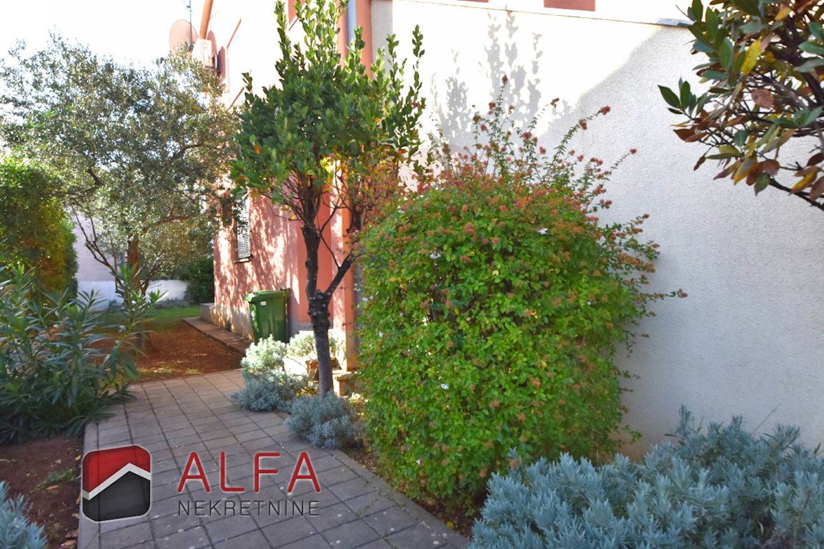 Croazia, Vodice, appartamento al piano terra con giardino in vendita