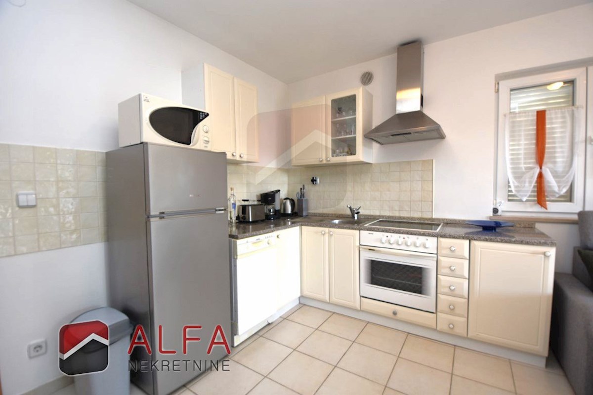 Croazia, Vodice, appartamento al piano terra con giardino in vendita