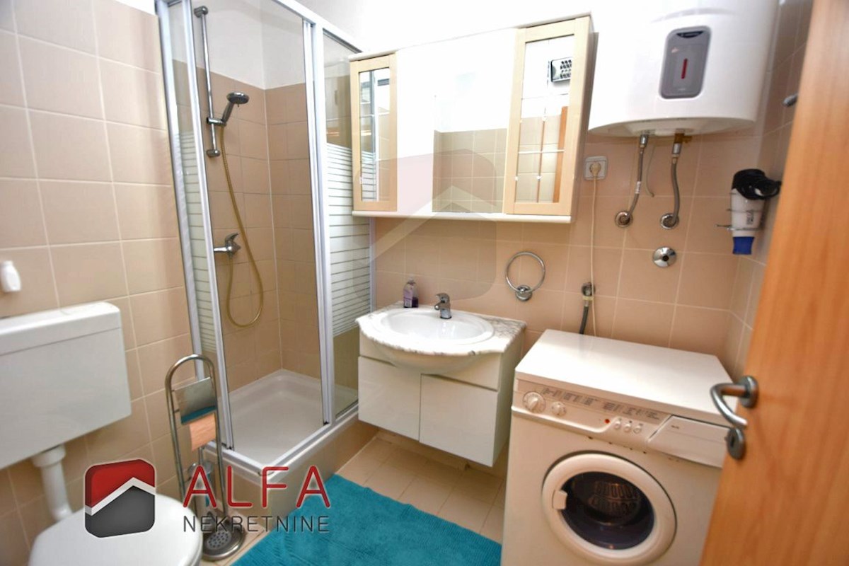 Croazia, Vodice, appartamento al piano terra con giardino in vendita