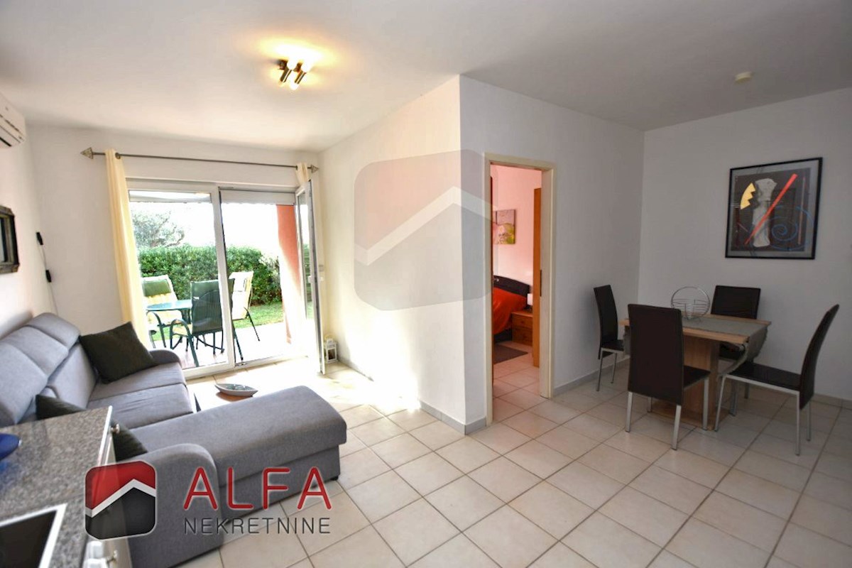 Croazia, Vodice, appartamento al piano terra con giardino in vendita