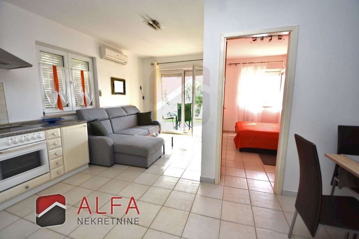 Croazia, Vodice, appartamento al piano terra con giardino in vendita