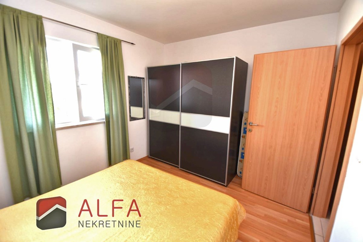 Croazia, Vodice, appartamento al piano terra con giardino in vendita