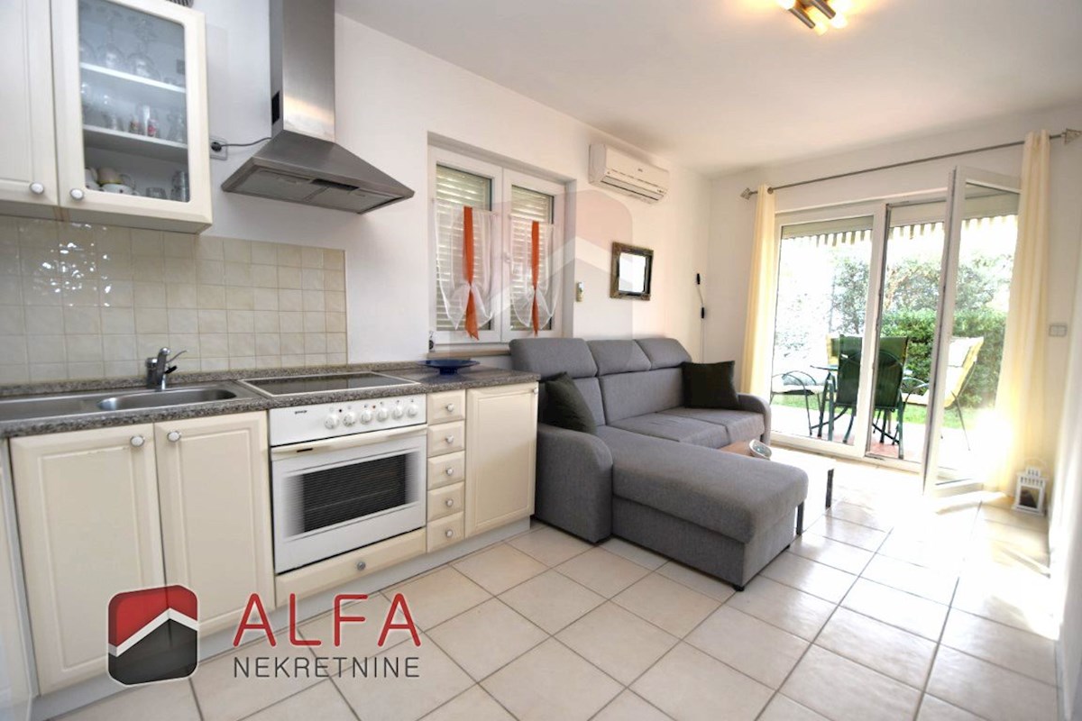 Croazia, Vodice, appartamento al piano terra con giardino in vendita