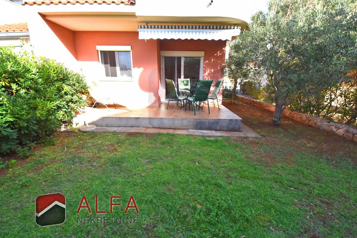 Croazia, Vodice, appartamento al piano terra con giardino in vendita