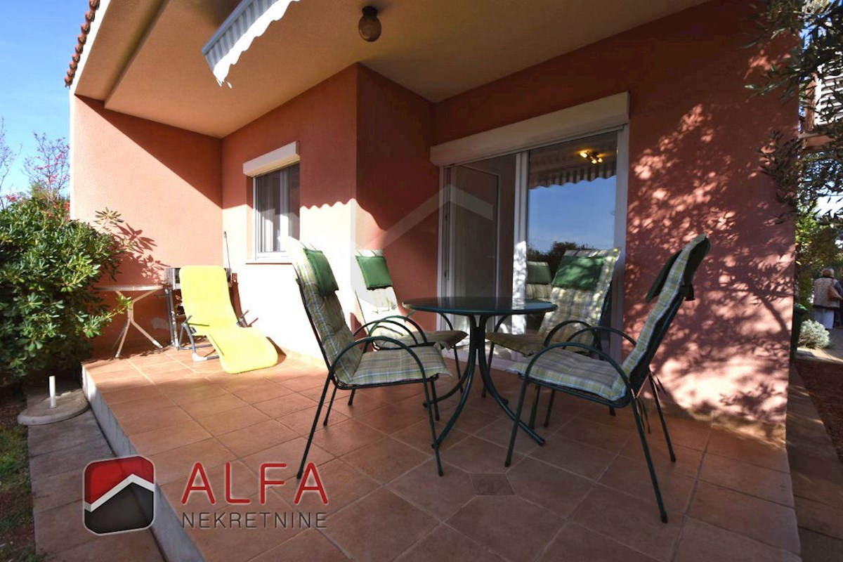 Croazia, Vodice, appartamento al piano terra con giardino in vendita