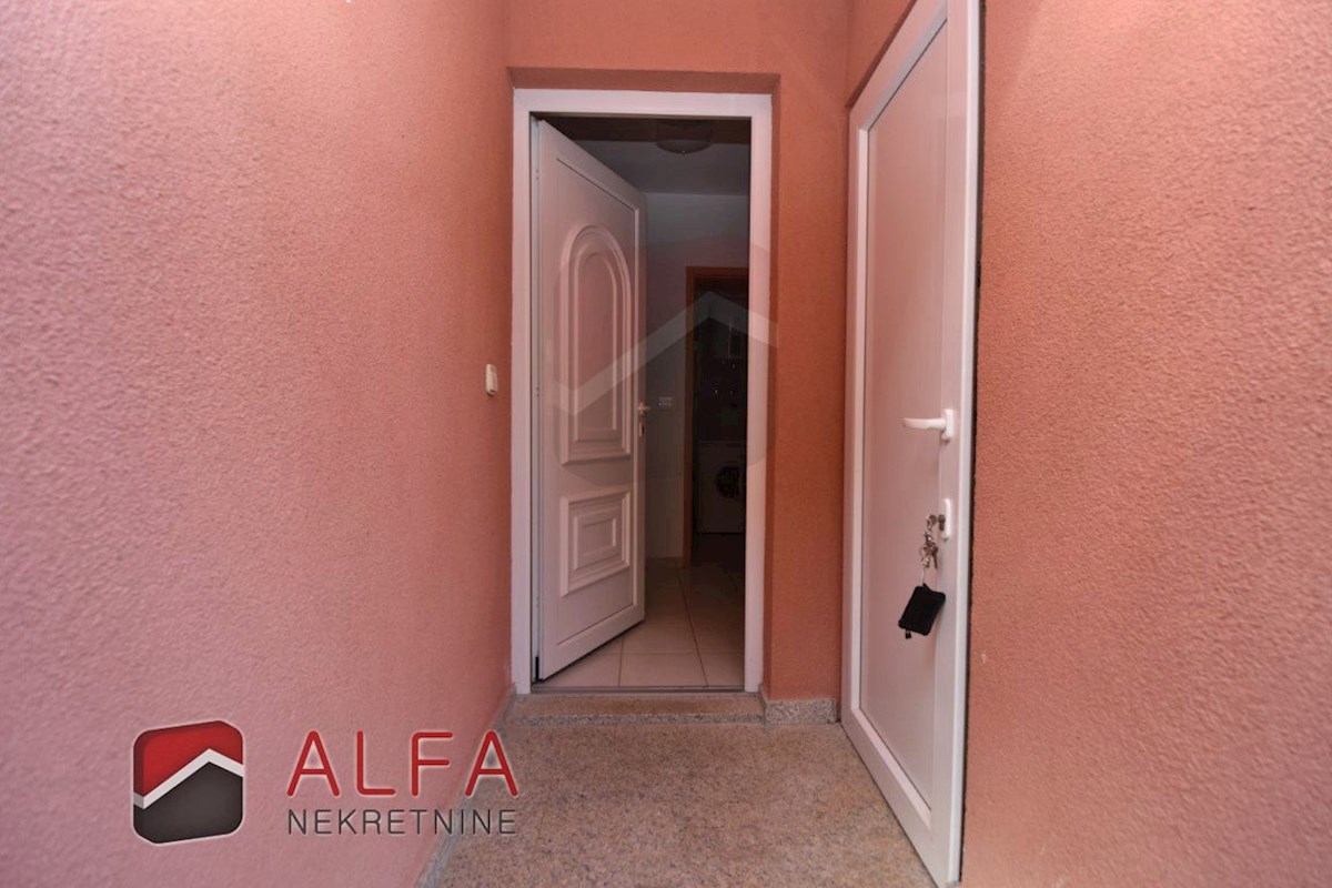 Croazia, Vodice, appartamento al piano terra con giardino in vendita