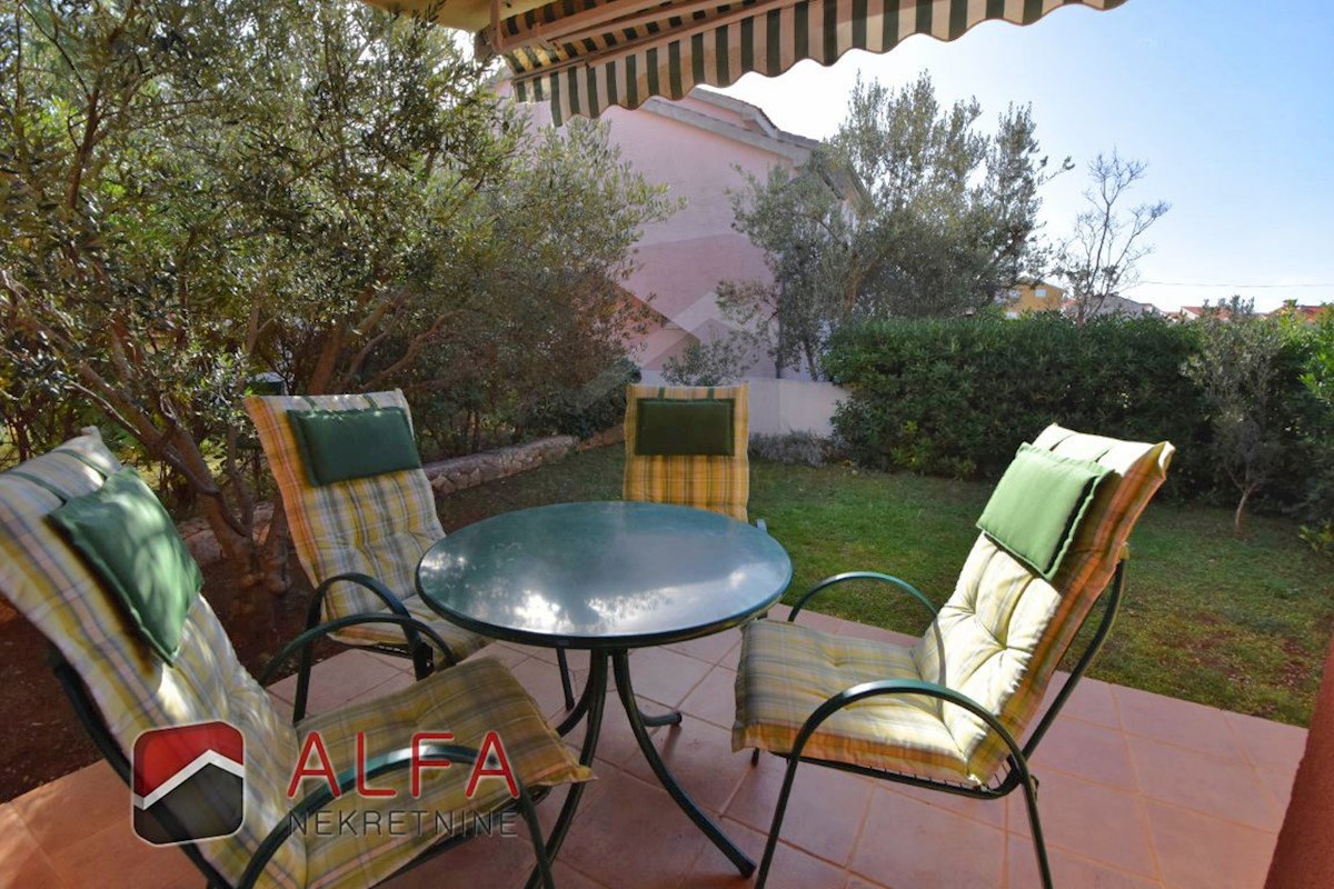 Croazia, Vodice, appartamento al piano terra con giardino in vendita