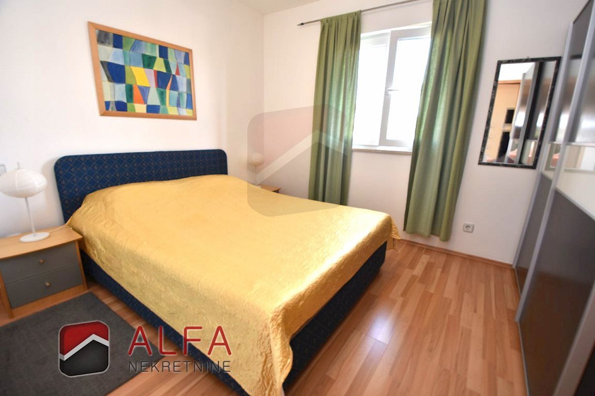 Croazia, Vodice, appartamento al piano terra con giardino in vendita