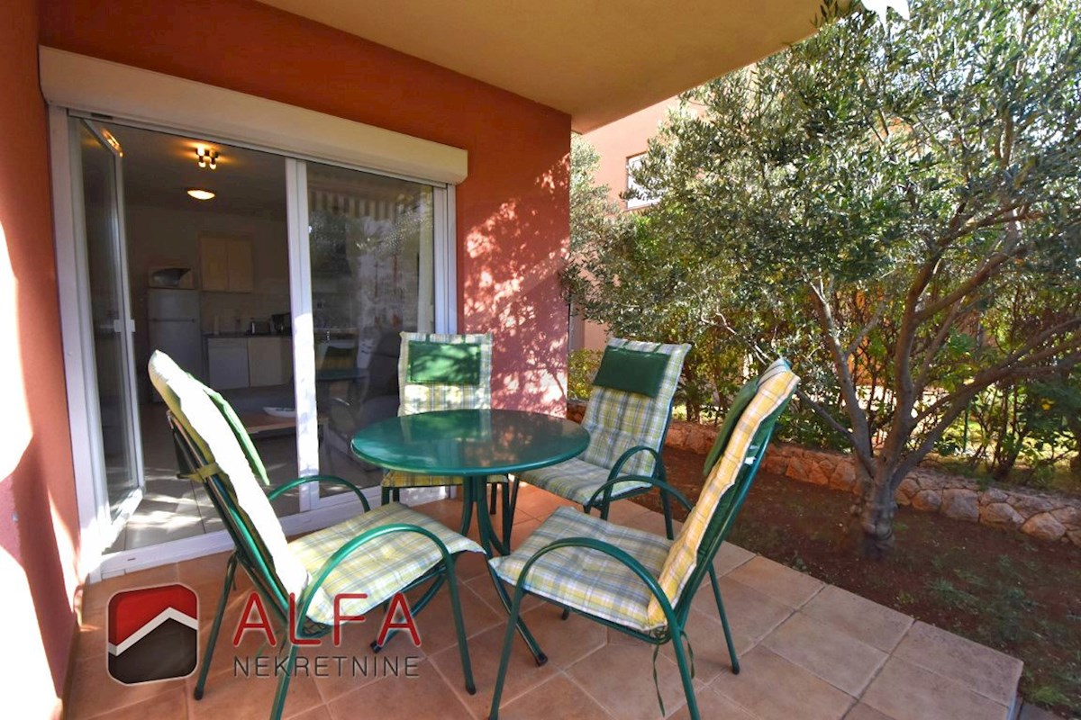 Croazia, Vodice, appartamento al piano terra con giardino in vendita