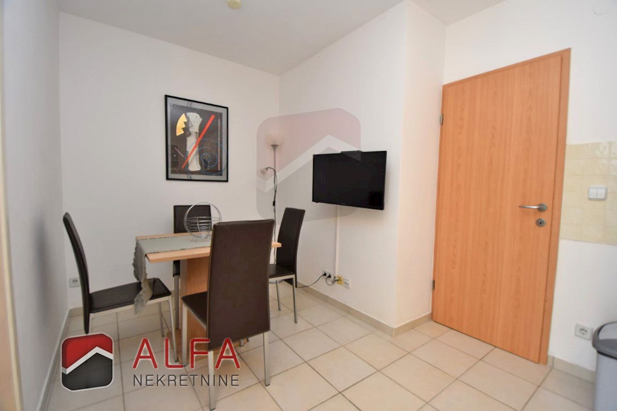 Croazia, Vodice, appartamento al piano terra con giardino in vendita