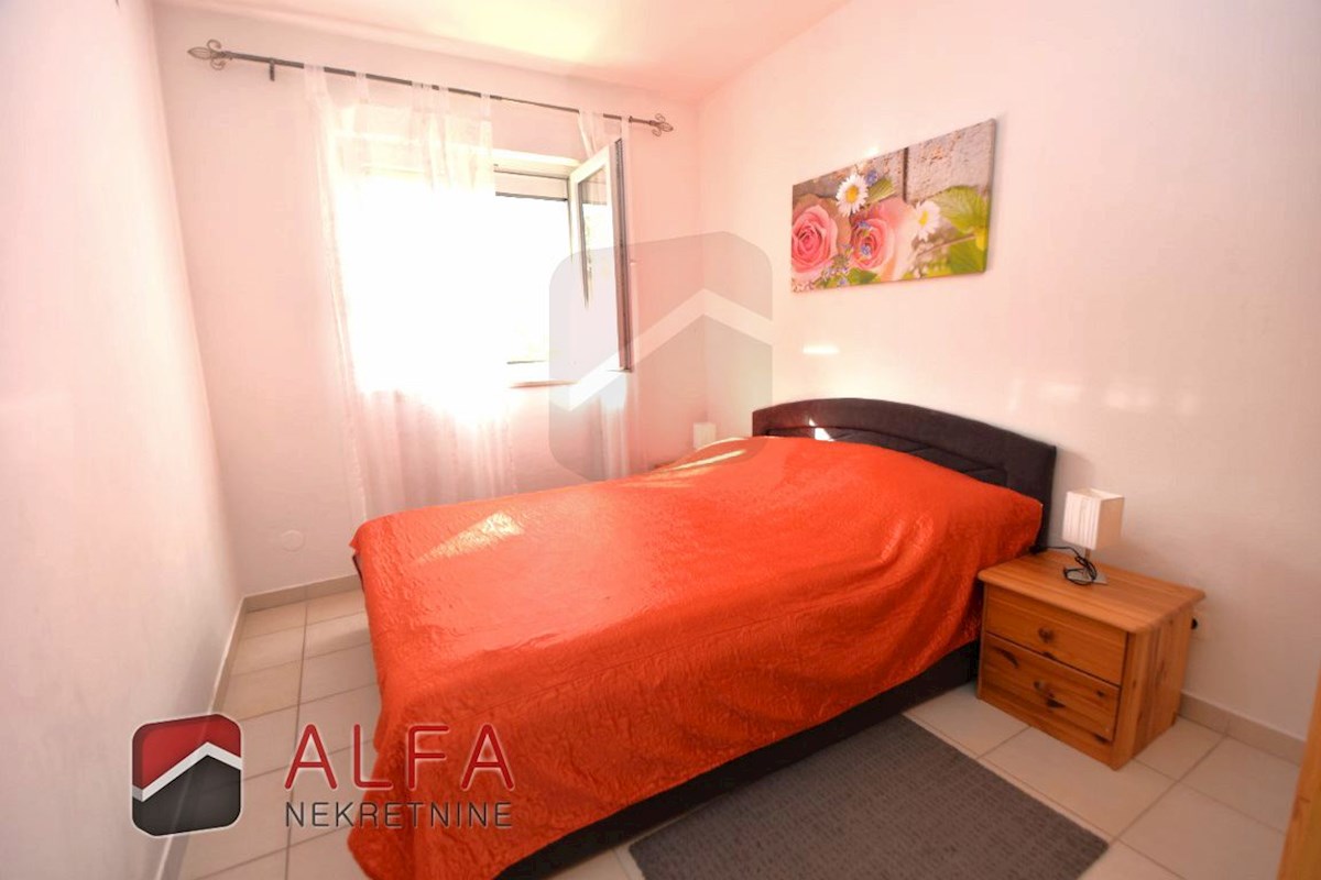 Croazia, Vodice, appartamento al piano terra con giardino in vendita