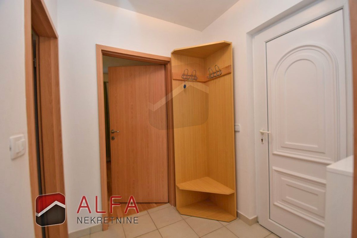 Croazia, Vodice, appartamento al piano terra con giardino in vendita