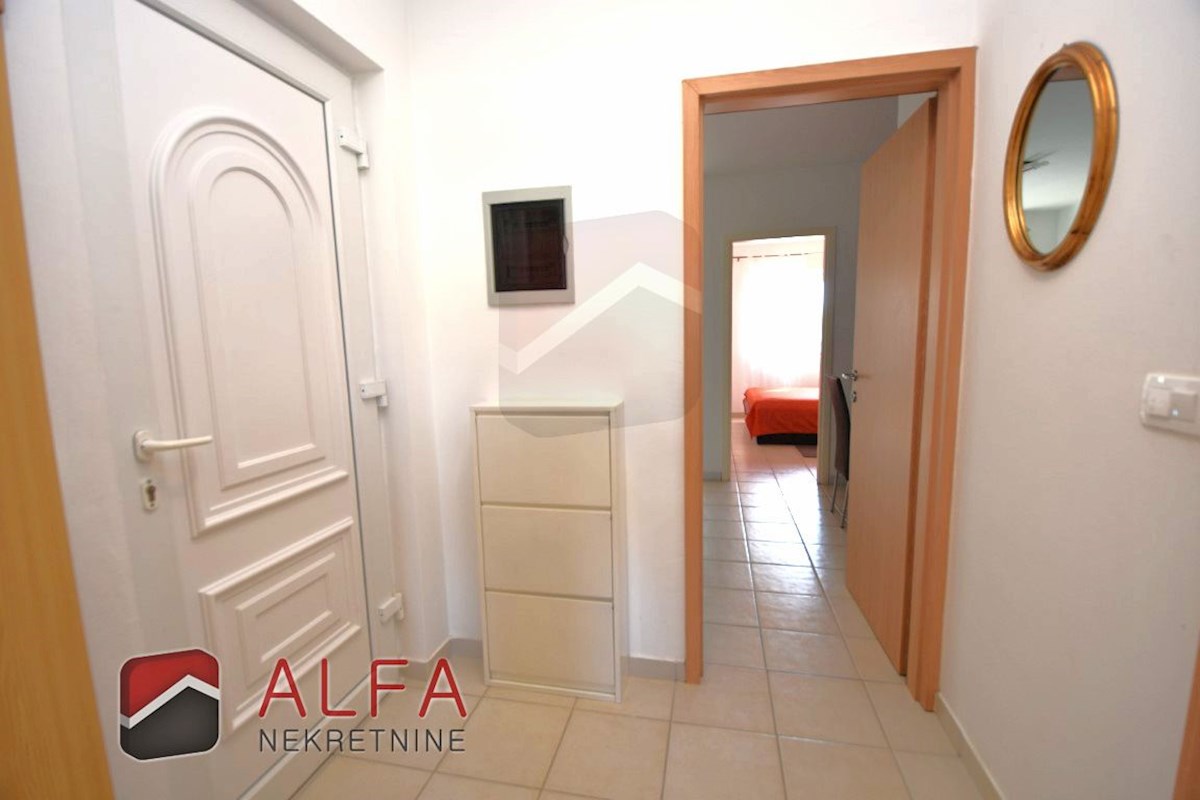 Croazia, Vodice, appartamento al piano terra con giardino in vendita