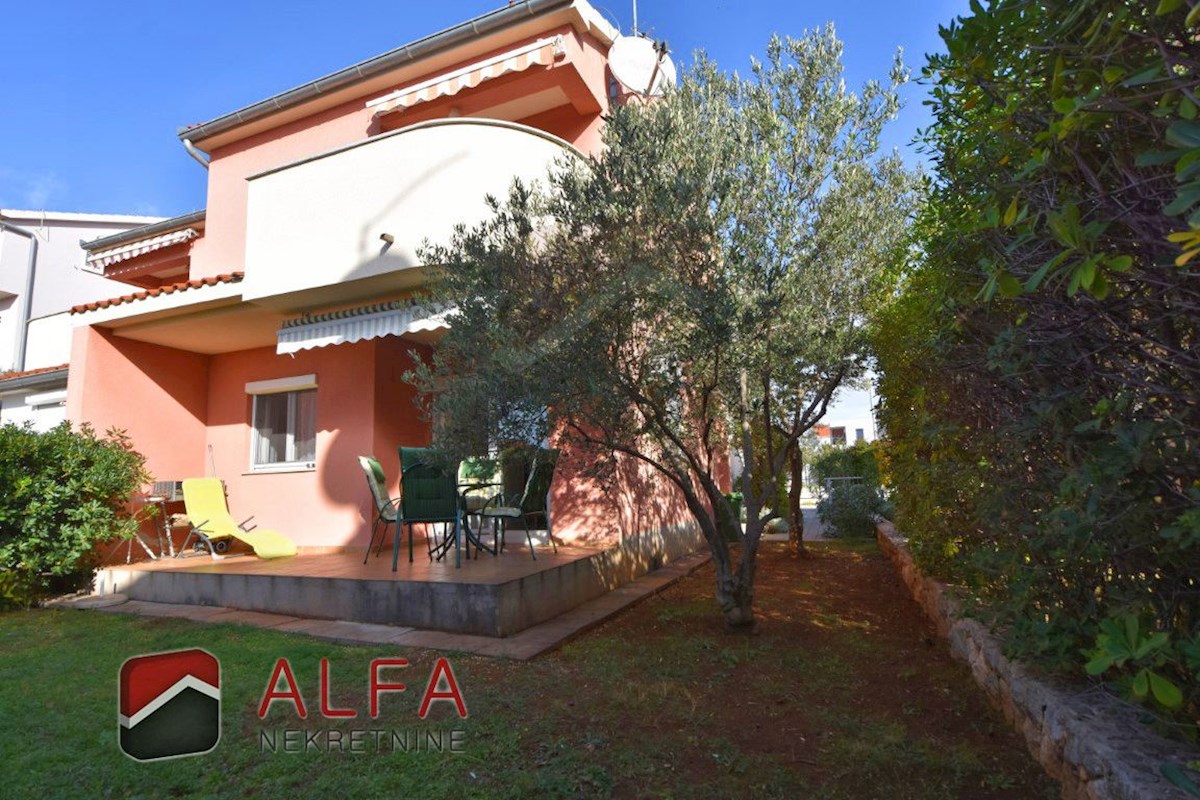 Croazia, Vodice, appartamento al piano terra con giardino in vendita