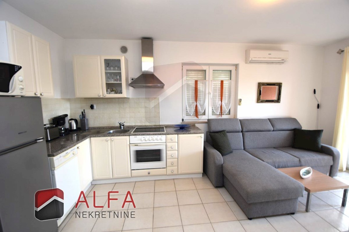 Croazia, Vodice, appartamento al piano terra con giardino in vendita