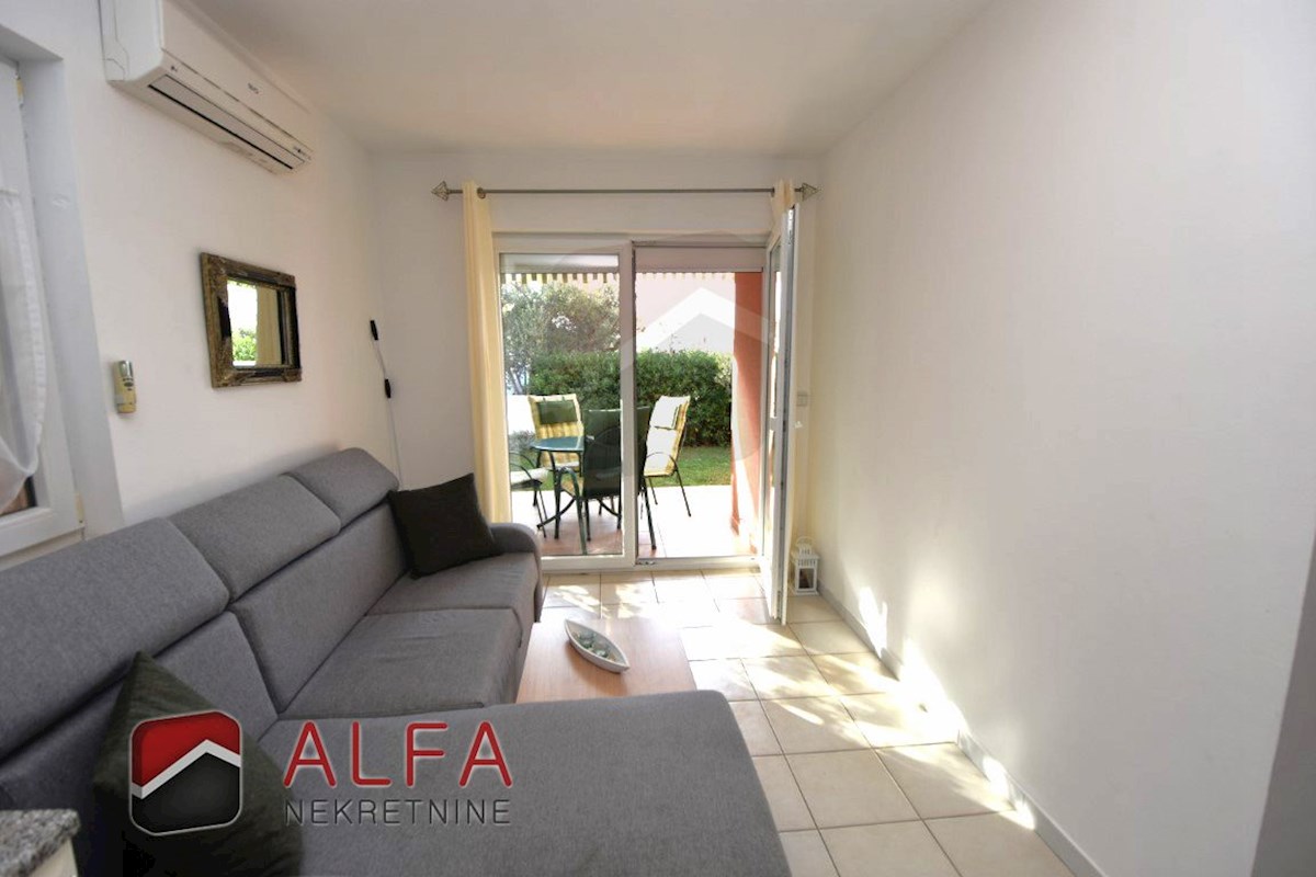 Croazia, Vodice, appartamento al piano terra con giardino in vendita