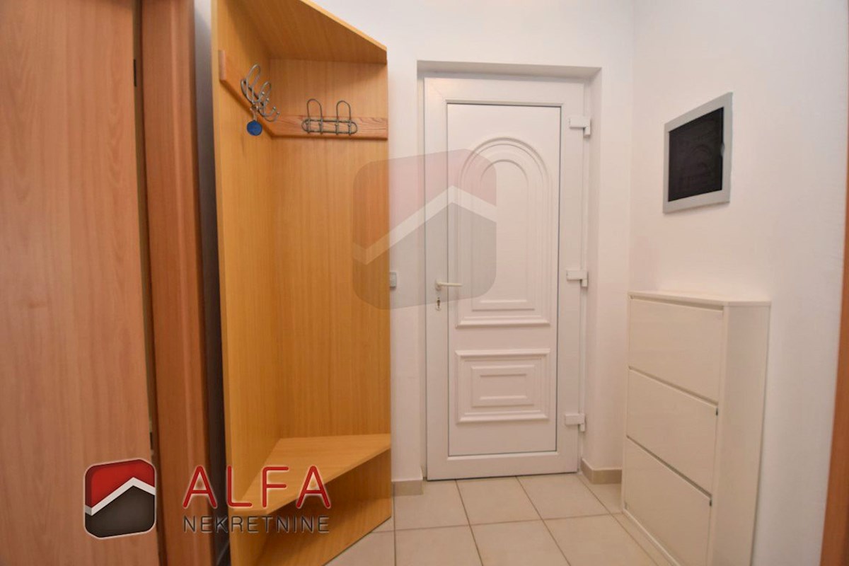 Croazia, Vodice, appartamento al piano terra con giardino in vendita